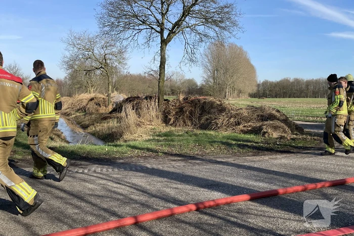 Brand in berg met gemaaid riet