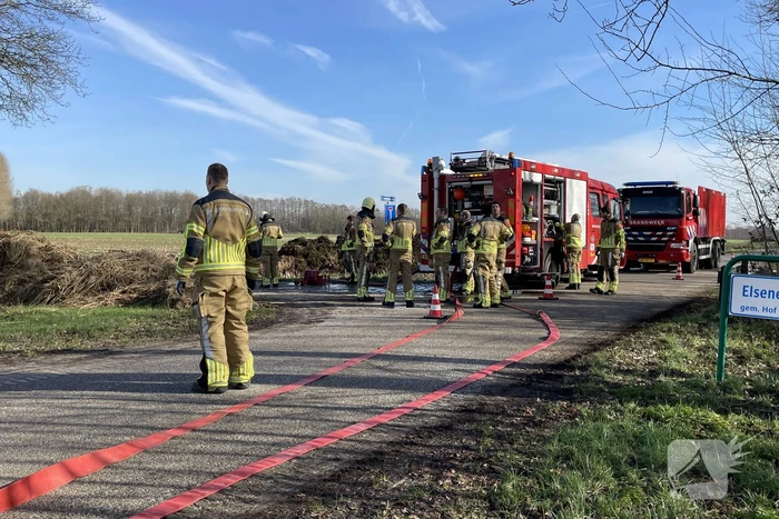Brand in berg met gemaaid riet