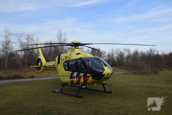 Traumahelikopter landt midden in bos