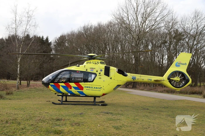 Traumahelikopter landt midden in bos