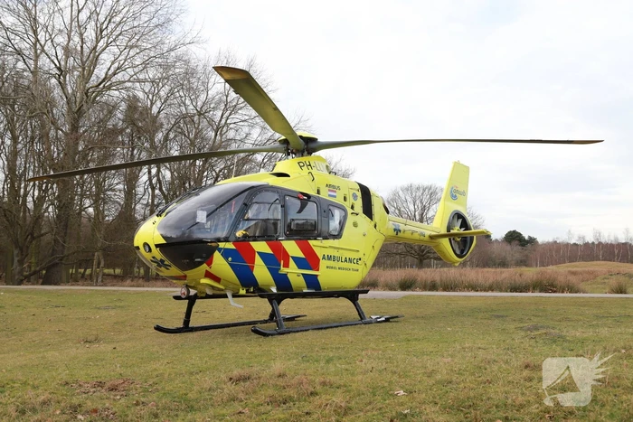 Traumahelikopter landt midden in bos