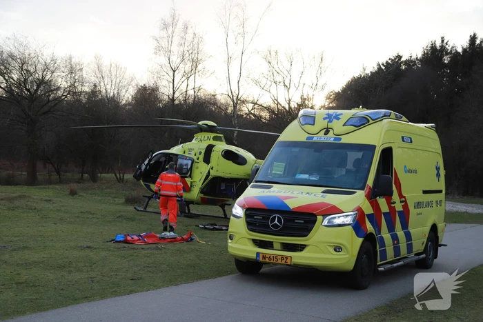 Traumahelikopter landt midden in bos