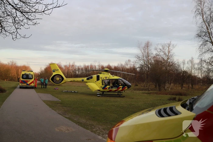 Traumahelikopter landt midden in bos