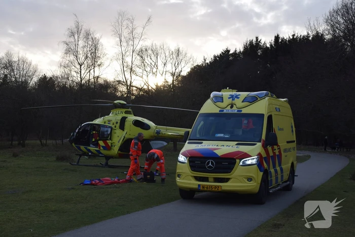 Traumahelikopter landt midden in bos