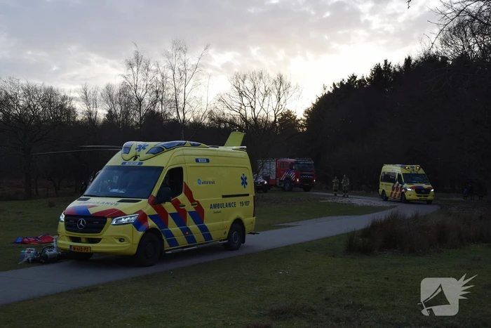 Traumahelikopter landt midden in bos