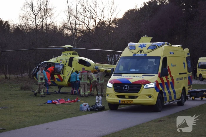 Traumahelikopter landt midden in bos