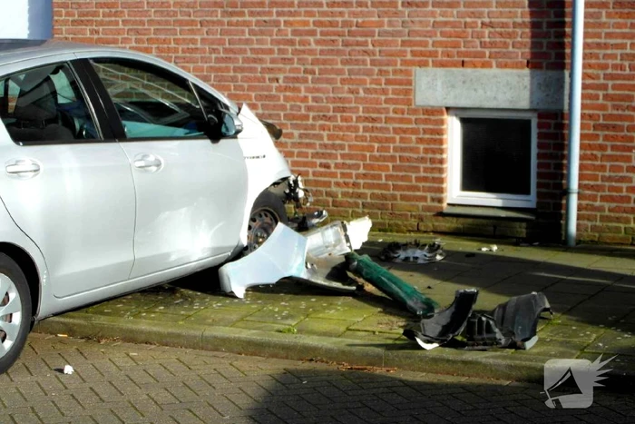 Enorme schade bij botsing tussen twee auto's