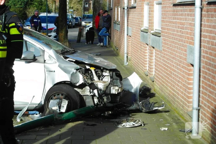 Enorme schade bij botsing tussen twee auto's
