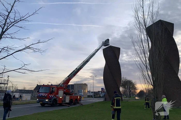 Brandweer redt gans uit kunstwerk
