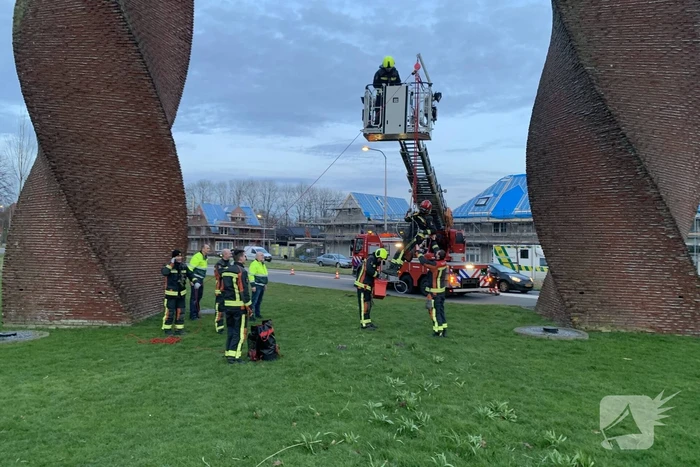 Brandweer redt gans uit kunstwerk