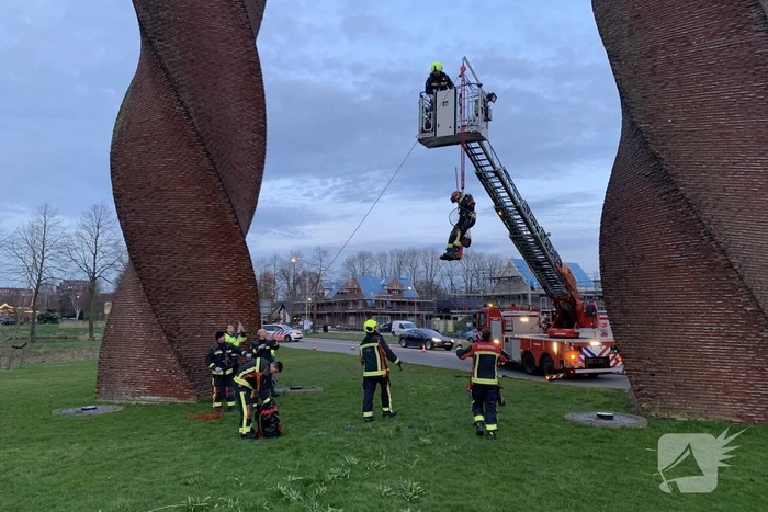 Brandweer redt gans uit kunstwerk