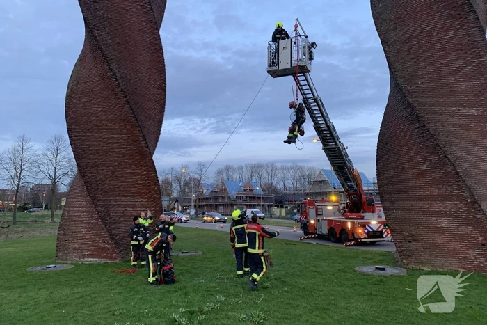 Brandweer redt gans uit kunstwerk