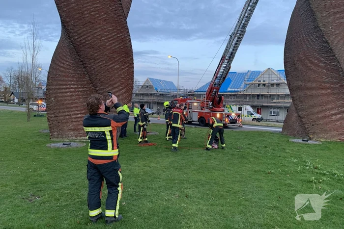 Brandweer redt gans uit kunstwerk