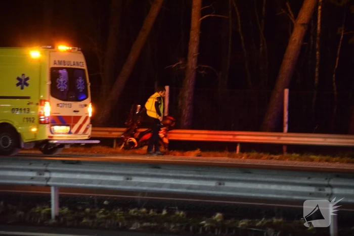 Personenauto belandt door ongeval achterstevoren op snelweg
