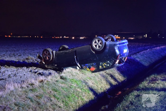 Voertuig belandt ondersteboven door ongeval