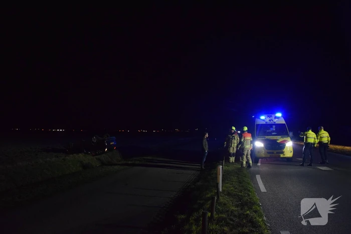 Voertuig belandt ondersteboven door ongeval