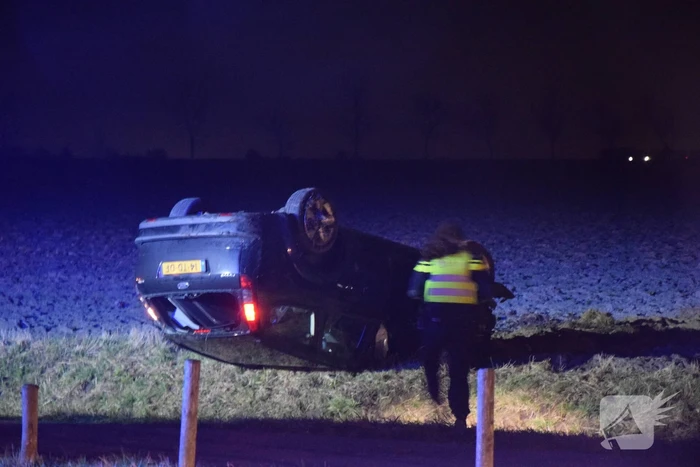 Voertuig belandt ondersteboven door ongeval
