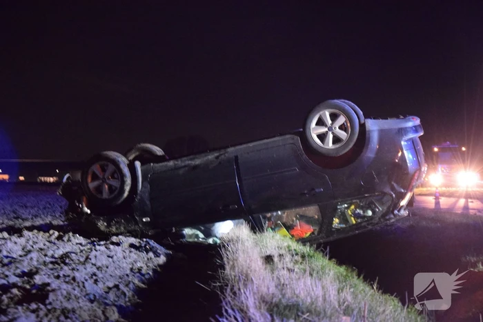 Voertuig belandt ondersteboven door ongeval
