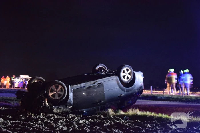 Voertuig belandt ondersteboven door ongeval