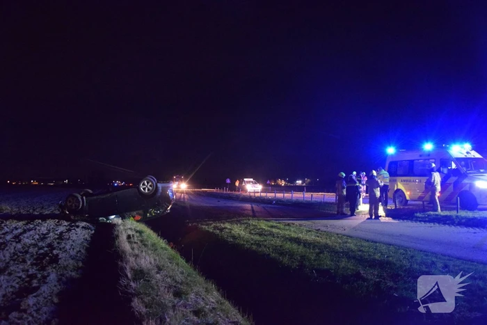 Voertuig belandt ondersteboven door ongeval