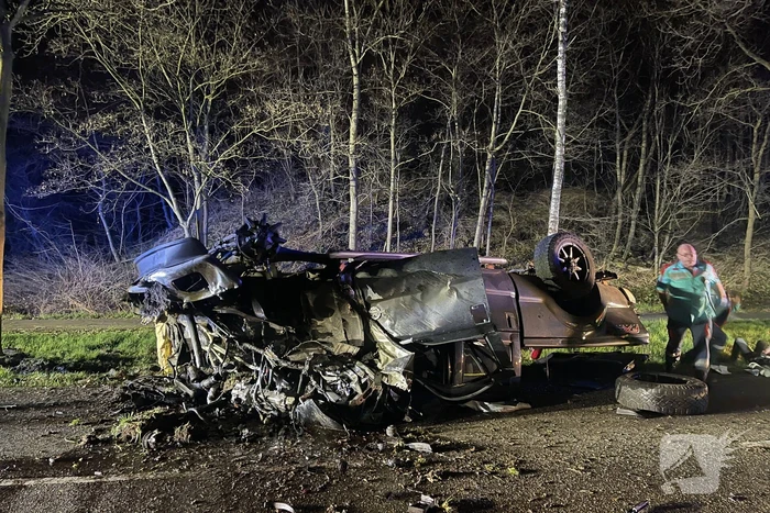 Personenauto total-loss na ernstig ongeval