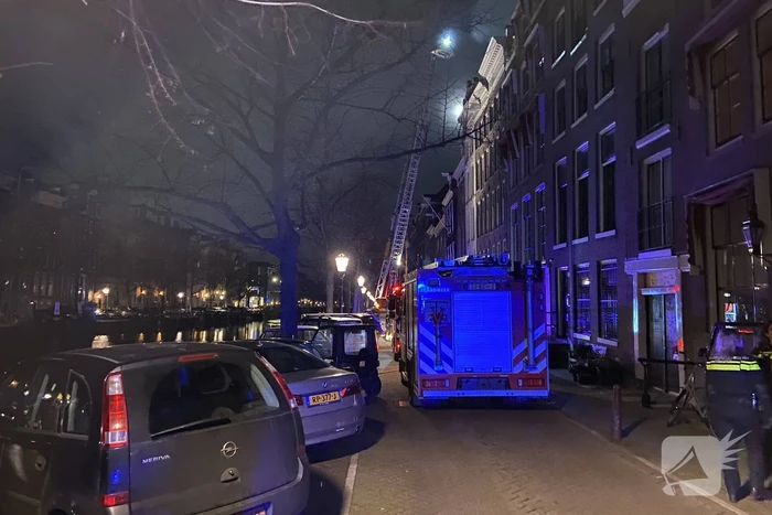 Brandweer redt honden bij forse brand in grachtenpand