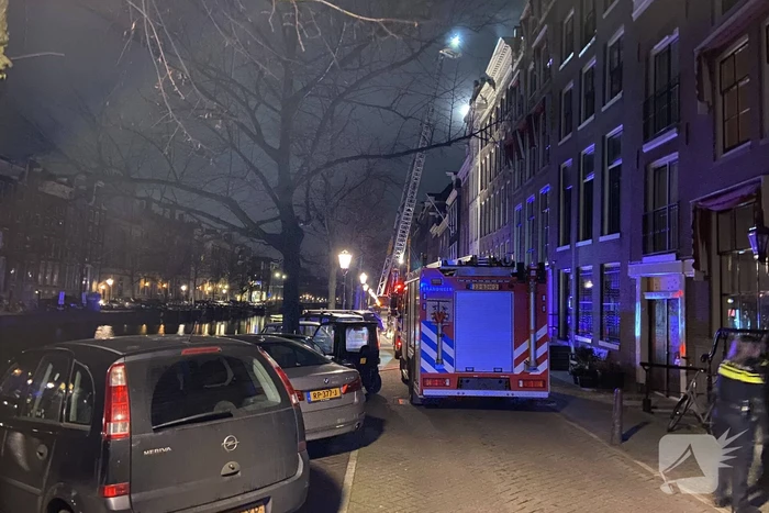 Brandweer redt honden bij forse brand in grachtenpand