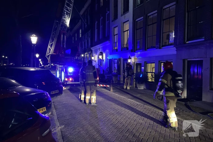 Brandweer redt honden bij forse brand in grachtenpand