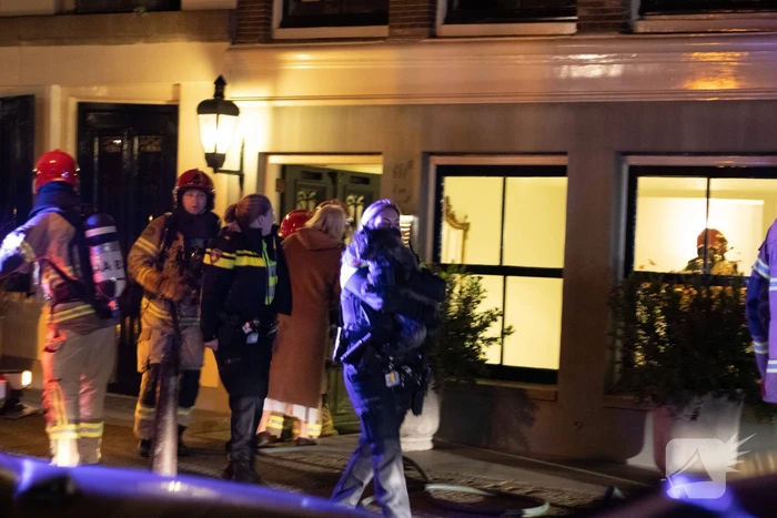 Brandweer redt honden bij forse brand in grachtenpand