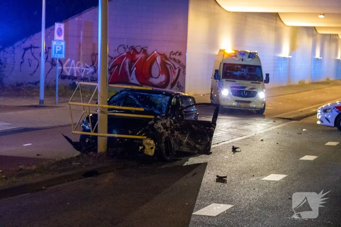Gewonde bij botsing tegen verkeerspaal