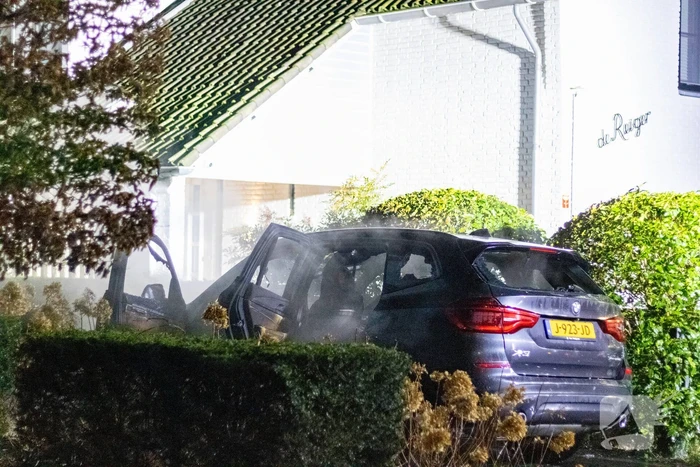 BMW volledig uitgebrand voor woning