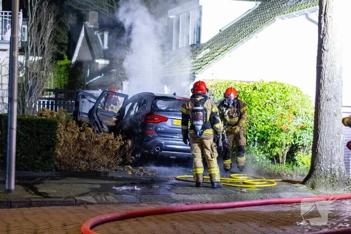 BMW volledig uitgebrand voor woning