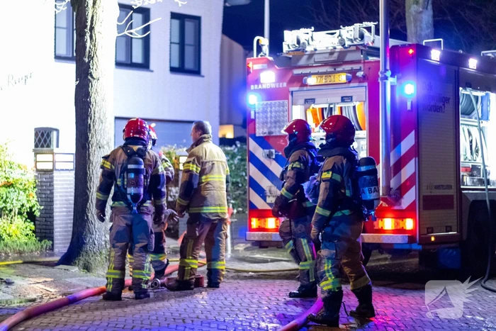 BMW volledig uitgebrand voor woning