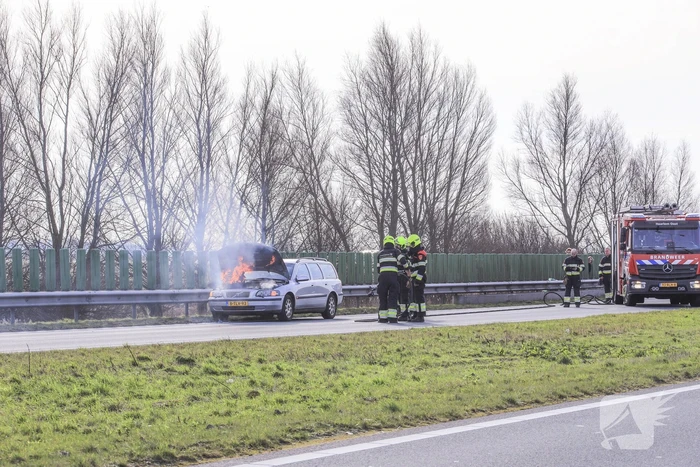 Personenwagen vliegt onder het rijden in brand