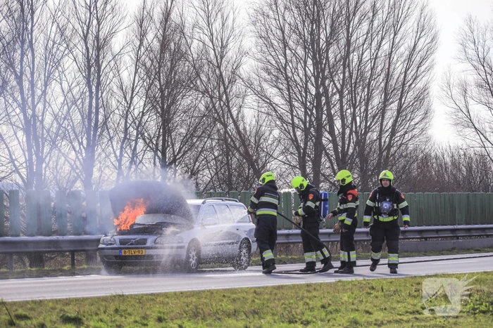 Personenwagen vliegt onder het rijden in brand