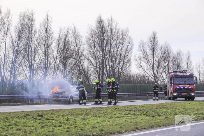 Personenwagen vliegt onder het rijden in brand