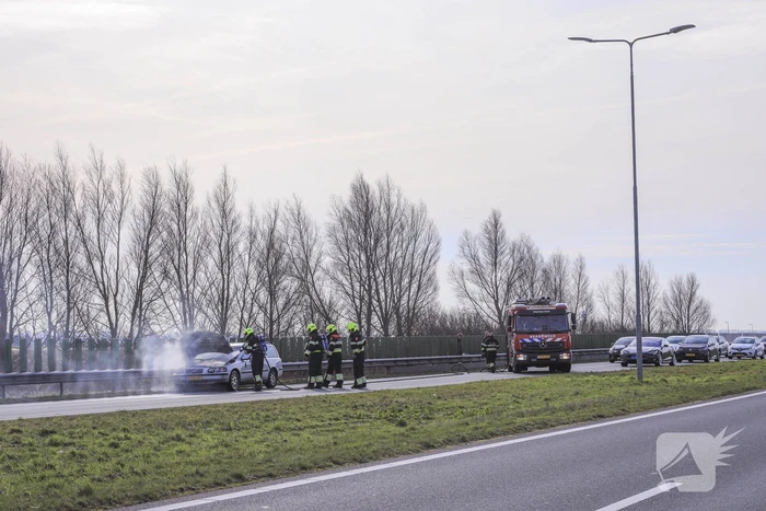 Personenwagen vliegt onder het rijden in brand