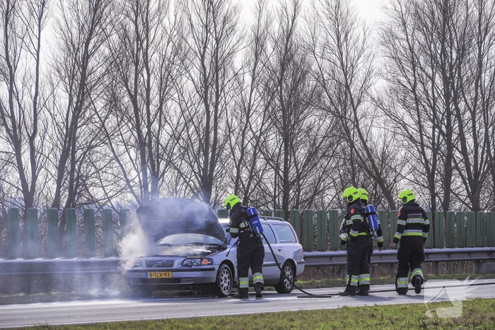 Personenwagen vliegt onder het rijden in brand