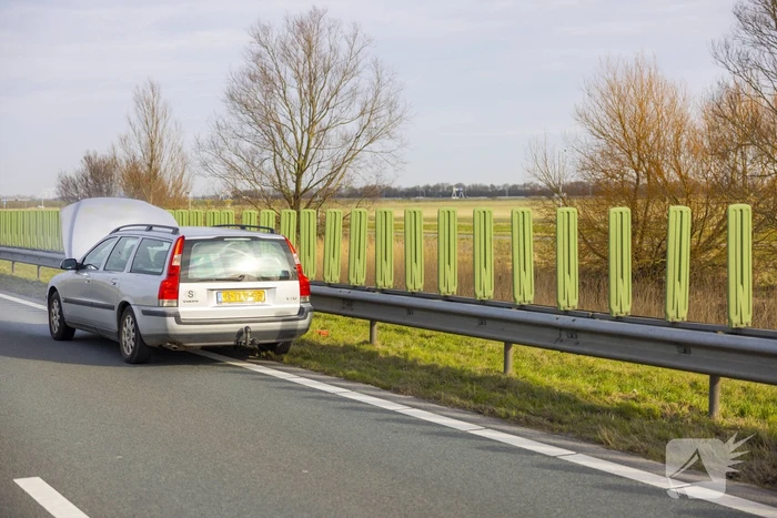 Personenwagen vliegt onder het rijden in brand