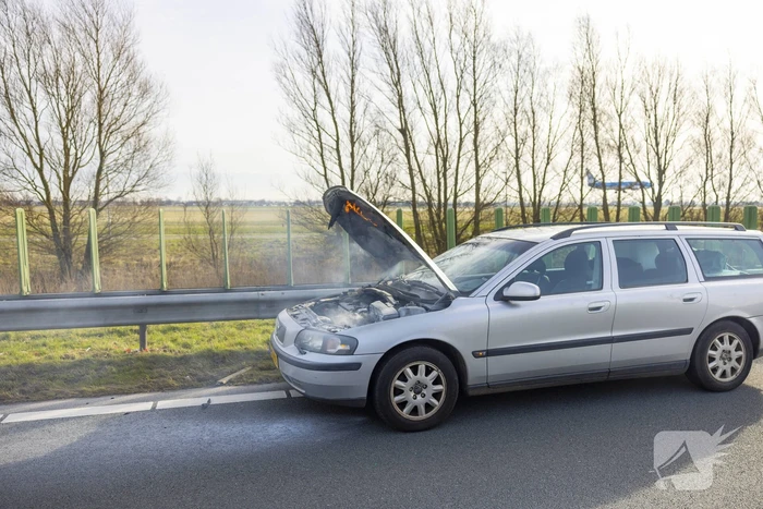 Personenwagen vliegt onder het rijden in brand