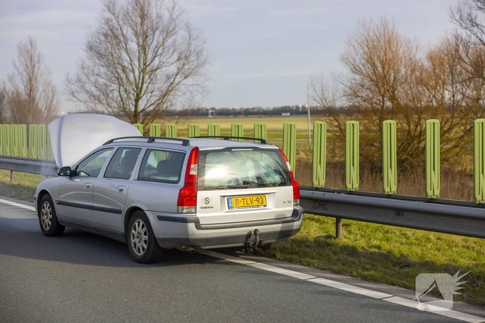 Personenwagen vliegt onder het rijden in brand