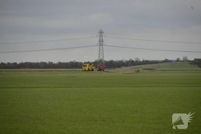 Vrachtwagen met slib weggezakt in berm