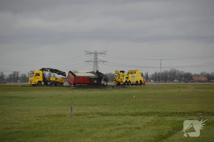 Vrachtwagen met slib weggezakt in berm