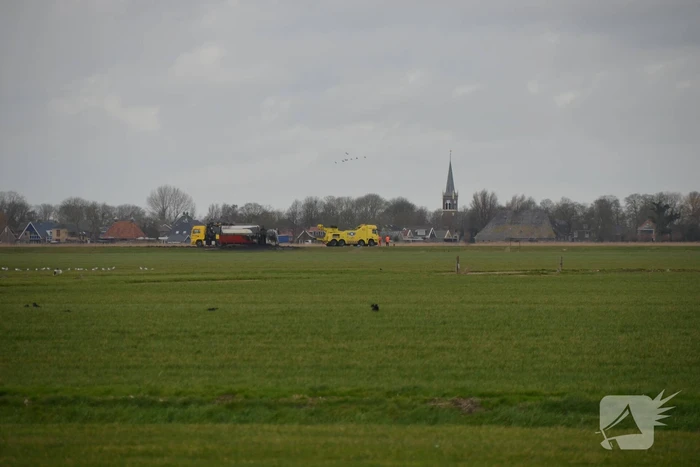 Vrachtwagen met slib weggezakt in berm