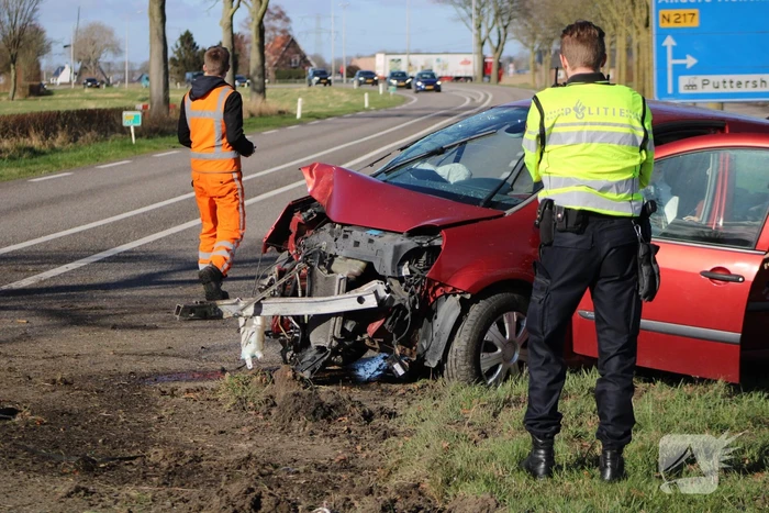 Automobilist gewond na crash tegen meerdere bomen