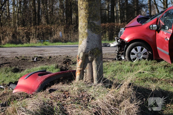 Automobilist gewond na crash tegen meerdere bomen