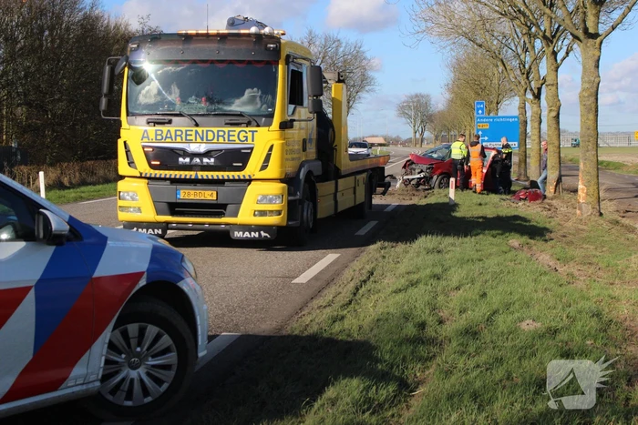 Automobilist gewond na crash tegen meerdere bomen