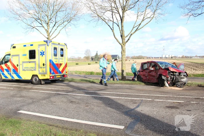 Automobilist gewond na crash tegen meerdere bomen