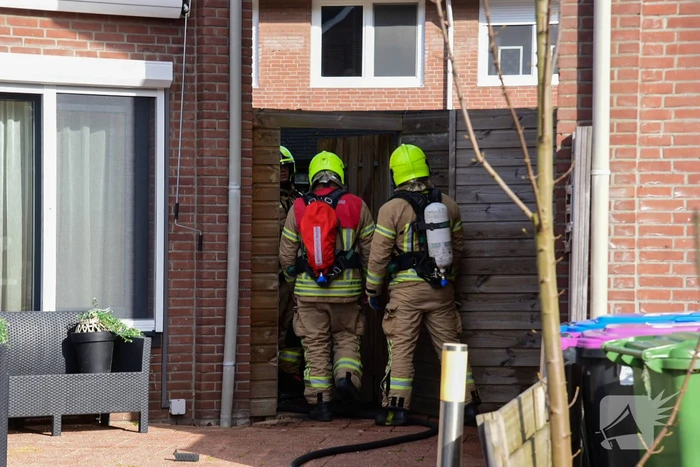 Brand in achtertuin van woning