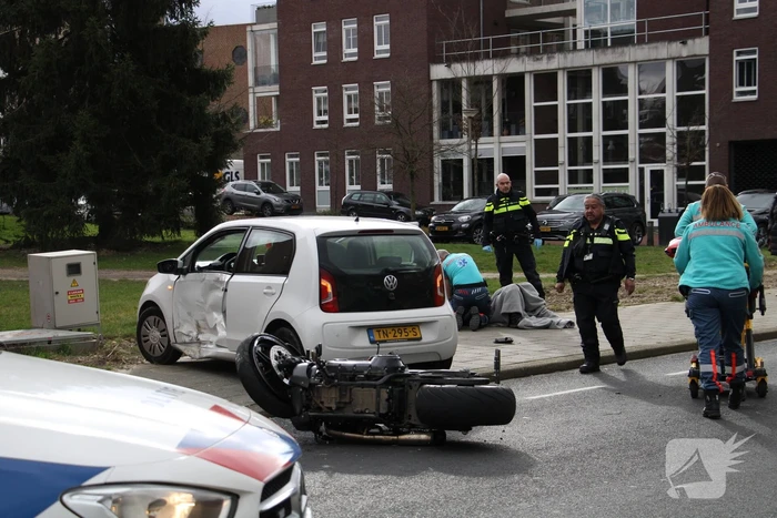 Motorrijder gewond bij botsing met auto